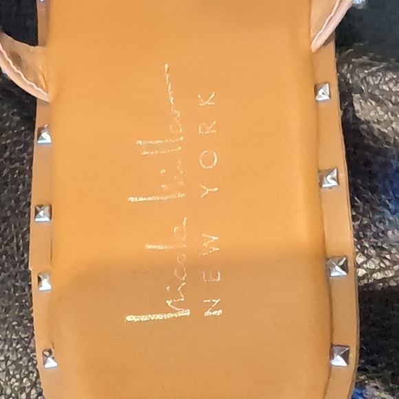 Nicole Miller Woman's Flat Sandal (71/2) - Picture 5 of 6